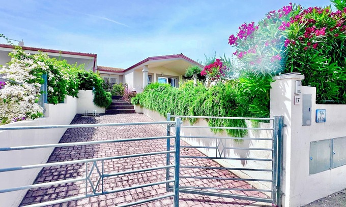 Valledoria Villa | Villa de 2 dormitorios, piscina privada, internet WI-FI, cerca de la playa y tiendas.