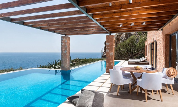 Livadia Villa | Villa Neptune - Top 20 Villas con grandes piscinas en el Mediterráneo por THE TIMES