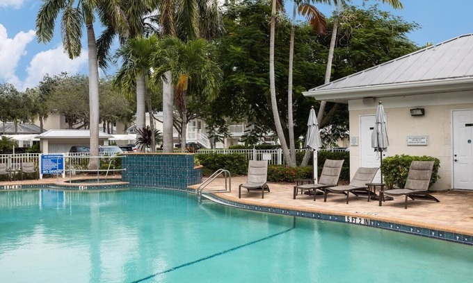 South Bradenton Villa | Villa next to IMG Academy. Pool. Sleeps 8. Gated and 2 free parking spots.