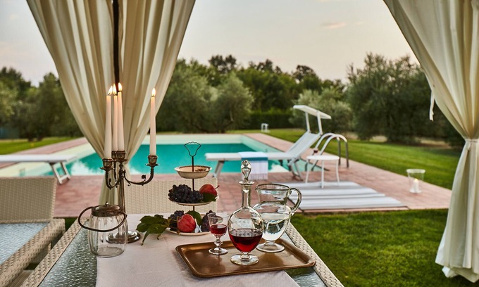 Orentano Villa | Villa Niccolai: Toscana con Encanto Villa de lujo con piscina privada y sombreado parque