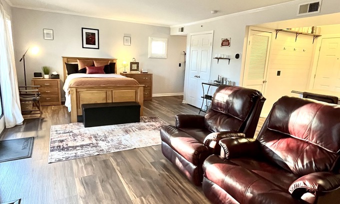 Norwich Villa | Villa Noir- 3 min from Mohegan Sun with fireplace, jacuzzi, sauna/pools, and spa