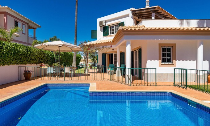 Albufeira Villa | Villa Nox es perfecta para familias con niños ya que la piscina está vallada
