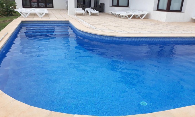 Ciutadella de Menorca Chalet De Esquí | Chalet de 385 m con jardín, piscina privada, garaje,500 m de la playa y FREE wi
