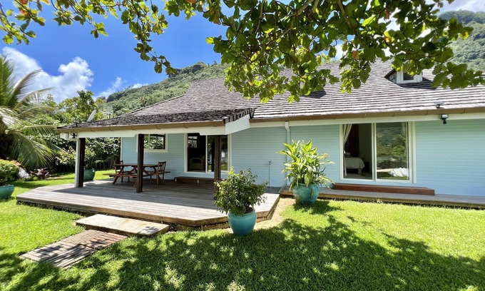Cook's Bay Villa | Villa Ohana - Polynesian Villa w Private Beach