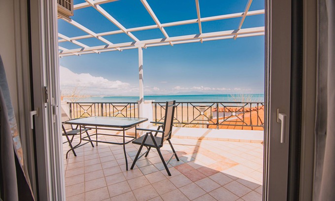 Katakolo Villa | Villa Olga Sea Front Katakolo, Katakolon, Greece