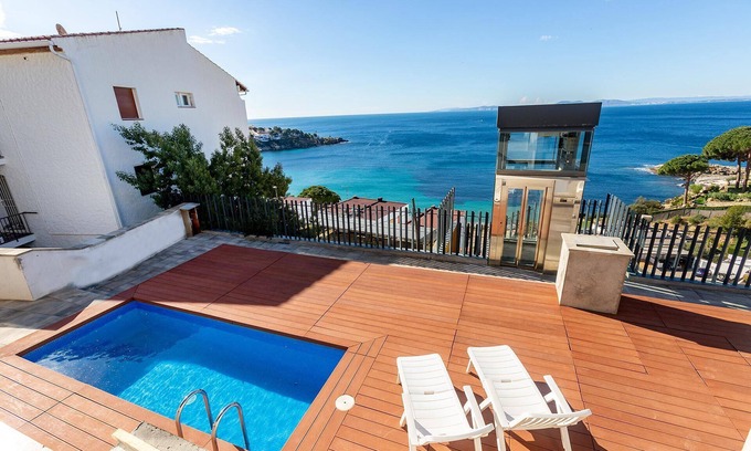 Almadraba-Canyelles Casa | Villa en playa Almadrava, Roses. Parking privado, 200m playa, 3 dormitorios, cocina equipada, terraza, Wi-Fi, aire acondicionado. ¡Reserva ahora para vacaciones inolvidables en Costa Brava!