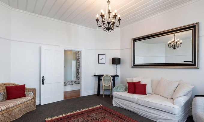 New Plymouth Villa | Villa on Courtenay - A short stroll to The CBD