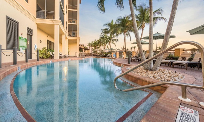 Marco Island Villa | Villa Premium en Marco Island | Piscina al aire libre + bañera de hidromasaje al aire libre