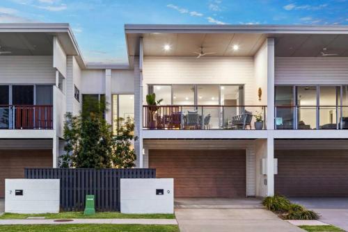 Newport Casa | Villa on Newport Lake