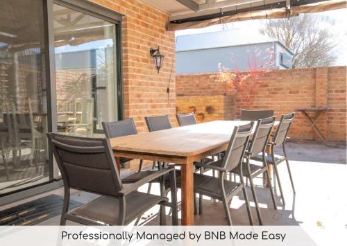 Orange Casa | Villa on Rosemary - Walk to CBD, Cosy & Private