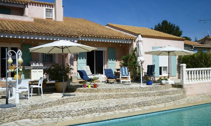 Poulx Villa | Villa on the heights of Nimes / Pont du gard