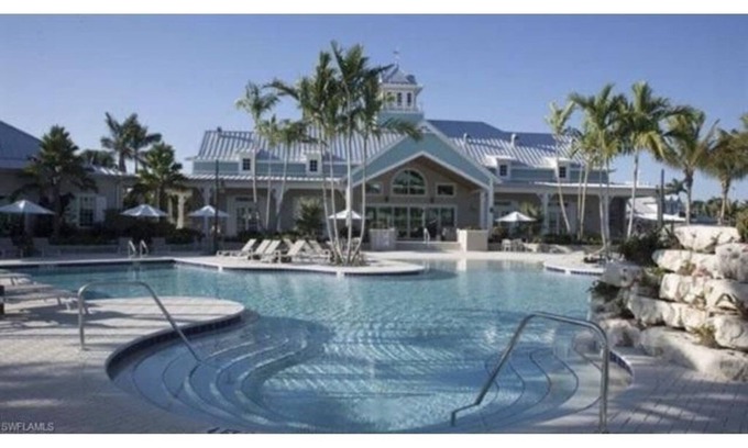 Naples Villa | Nueva Villa en el lago en alquiler ~ Reserva de Nápoles ~ Servicios de estilo resort!