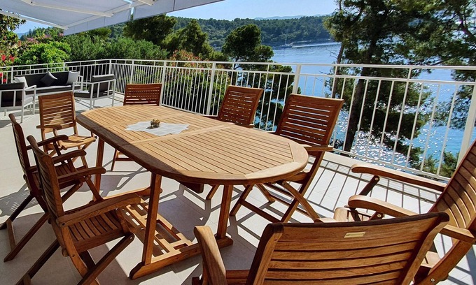 Lumbarda Villa | Villa on the seafront for 8 people