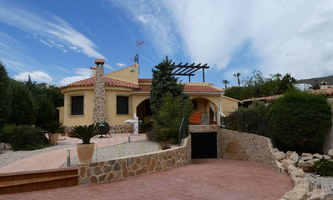Coveta Fuma Villa | Super Villa Oriola con piscina privada en un precioso jardín español.