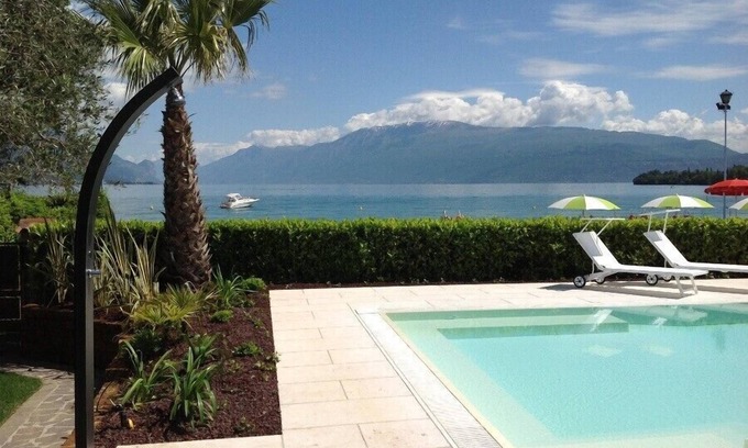 San Felice del Benaco Villa | Lakeside Beach Villa con piscina privada y magníficas vistas al lago