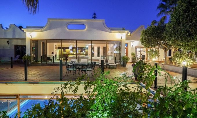 Puerto Calero Villa | Bonita Villa Palmeras con Wi-Fi, balcón, jardín, terraza, piscina, sauna y jacuzzi; aparcamiento disponible, se admiten mascotas