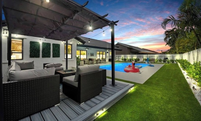Richmond West Casa | NUEVO! "Villa Paraíso" ~ Joya de Lujo ~ Piscina ~ Sala de Juegos