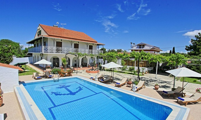 Roda Villa | Villa Paradiso: Villa grande, modernamente renovada con 4 dormitorios y piscina privada cerca de la playa.