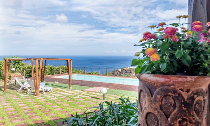 Castelsardo Villa | Villa 'Patrizia' con vistas al mar, Wi-Fi y aire acondicionado