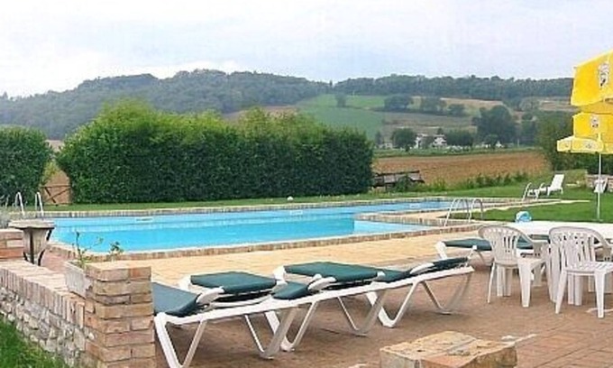 Montone Casa | Villa Pavone C: Un acogedor apartamento de dos pisos rodeado de vegetación.