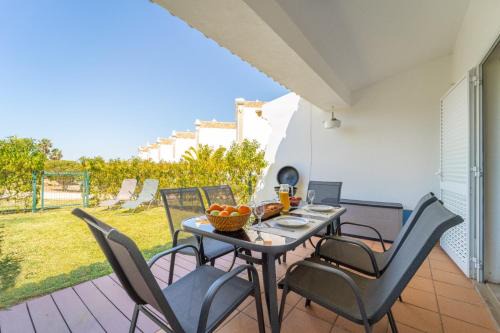 Castelo Villa | Villa Periquito 2BD Pool Fast WiFi AC Garden