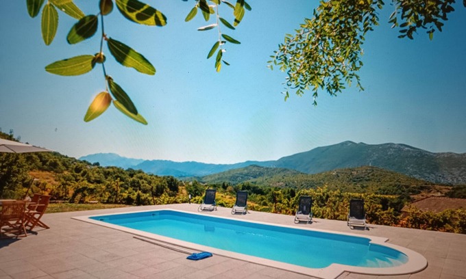 Gata Apartamento | Villa Pocelje una hermosa vista de la naturaleza y el mar.