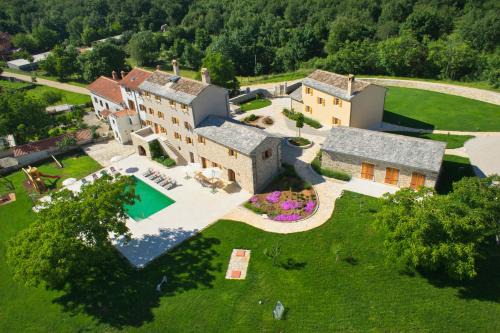 Makovci Casa | Villa Poropati, Grožnjan, Istria - Luxury Countryside Estate for up to 19 persons - Large pool of 80m2 with kids section