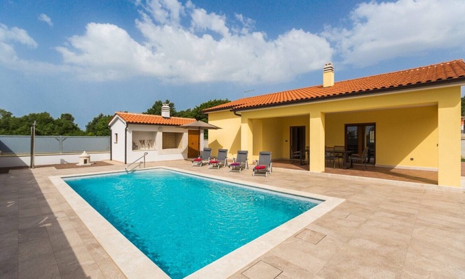 Kringa Villa | Villa Prenci with beautiful garden and private pool in Tinjan
