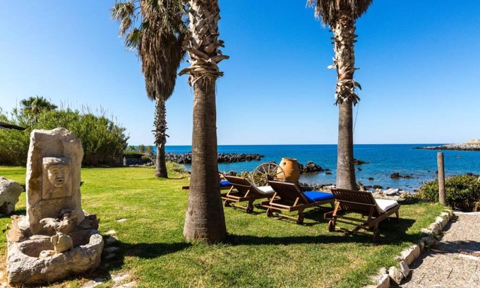 Atsipópoulon Villa | Villa Proto Helidoni - A cozy beachfront Villa