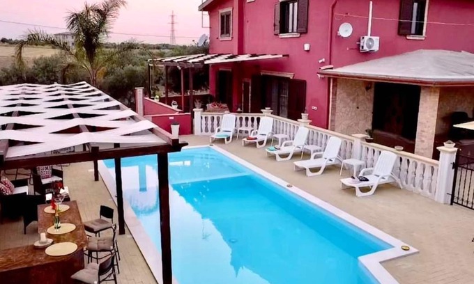 Agrigento Villa | Villa Radiosa fenced pool,air-con,wi-fi,13 pax, toys,BBQ,close to beaches & town