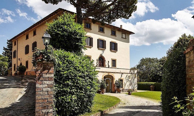 Gambassi Terme Casa | Villa Rama: A splendid seventeenth-century two-story historical villa surrounded by meadows and by green hills, with Free WI-FI.
