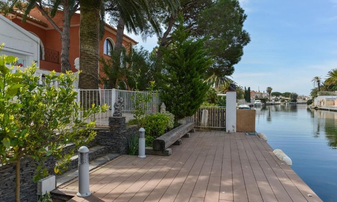 Empuriabrava Casa | Villa Requesens on Canal