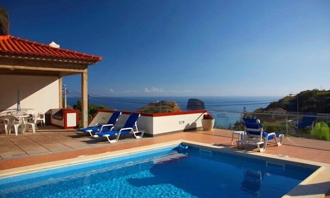 Porto da Cruz Villa | Villa Ricardo -, una encantadora villa con piscina climatizada y vistas panorámicas al mar.