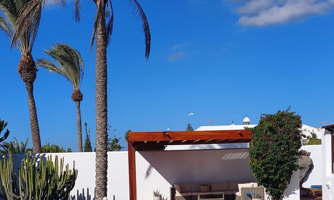 Playa Blanca Villa | Villa Roma Lanzarote gran piscina privada climatizada y soleada todo el día