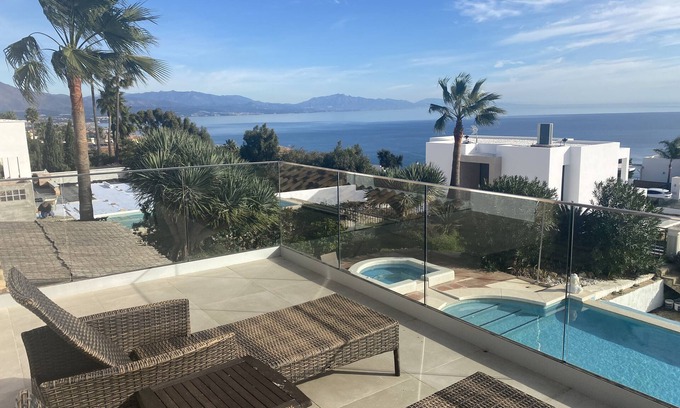 Manilva Villa | Villa 'Romano' con vistas al mar, Wi-Fi y aire acondicionado