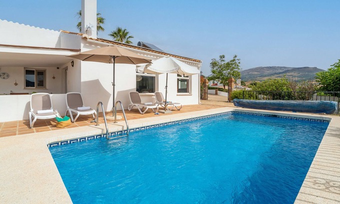 Viñuela Villa | Villa "Rosa" con vistas a la montaña, piscina, Wi-Fi y jardín