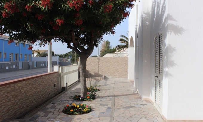 Punta Secca Villa | Villa Rosso Corallo, cerca del mar, con un jardín de 200 metros cuadrados y grandes áreas al aire libre