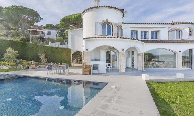 Calonge Villa | Villa Saramel amplia y moderna con vistas al mar de Palamos.