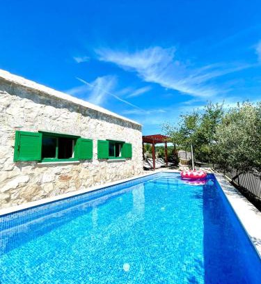 Zagvozd Villa | Villa Sagosde with Swimming Pool and Mini Golf