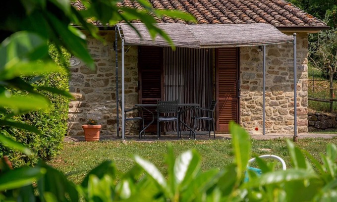 Lisciano Niccone Casa | Villa San Martino, two houses sharing a fenced pool, Martinino, Martinino