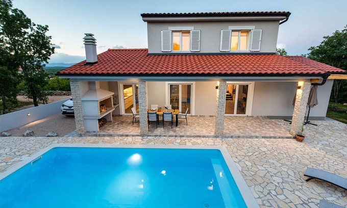 Vrh Villa | Villa SANDRINA con piscina climatizada y amplio patio