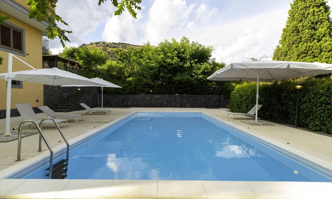 Viagrande Villa | Villa Sara sull'Etna con piscina privada, bañera de hidromasaje y Wi-Fi