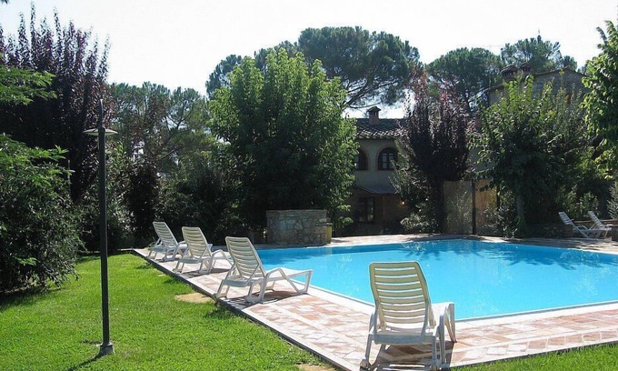 Colle di Val d'Elsa Casa | Villa Saveria E: Un encantador apartamento rodeado de vegetación.