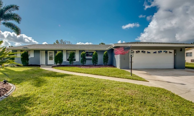 Lochmoor Waterway Estates Villa | Villa Seafan - remodeld, new furniture, heated pool, kayaks, perfect for boaters