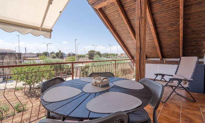 Tiche Apartamento | Villa Segesta piso de vacaciones con terraza, WiFi y aire acondicionado