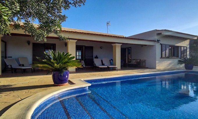 Sant Agusti des Vedra Villa | Villa Shera, casa ibicenca con vistas al mar, piscina en zona privada con mucho encanto