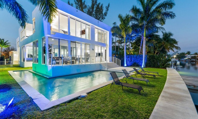 Venetian Islands Villa | Impresionante santuario con amplias vistas a la bahía y muelle de hasta 100 pies