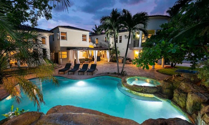 Seybold Casa | Villa sleeps 18 in Miami Shores with Movie theater/Pool/Jacuzzi