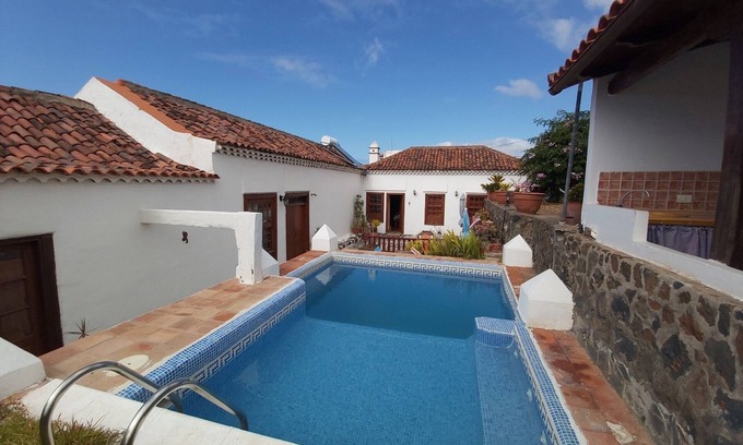 Valle de Guerra Villa | Villa-Sleeps4-Parking-Garden-Pool-NearAirport