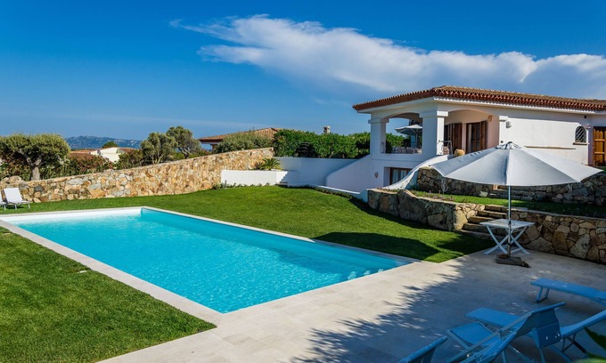 Palau Villa | Villa Smeralda, con gran piscina y jardín, maravillosa vista del archipiélago.